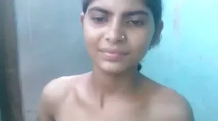 ผู้ชายกีฬา ดู คลิป วีดีโอ x fucks กับแฟนสาวสองคนบนโซฟา