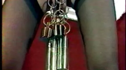 ผู้หญิงสองคนสุดเท่นั่งลงบนจู๋ของม้าป่าตัวหนึ่ง ดู วีดีโอ โป็ ฟรี