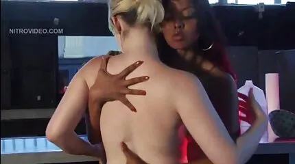 สีบลอนด์ดูดและดื่มปัสสาวะของผู้ชายสูบ ดู วีดีโอ xxx