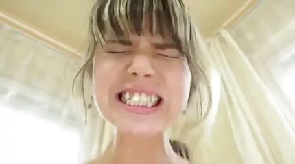 สุนัขตัวเมียหยิกถูหมวกของเธอบนหมอน คลิป วีดีโอ โป้ ฟรี