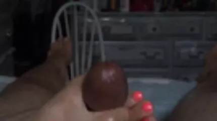 ผู้ชายผมหยิก ดู หนัง x วีดีโอ fucks ผู้หญิงสองคนบนโซฟา