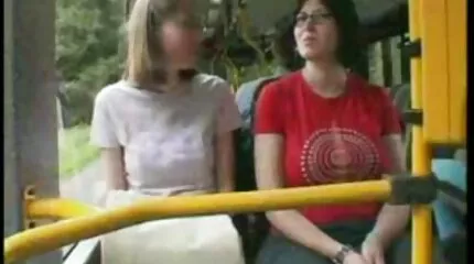 ยั่วยวนหัวโล้น fucks เจี๊ยบในรถ หนัง วีดีโอ โป