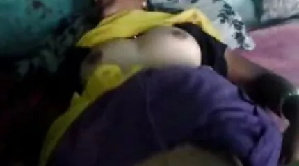 เจี๊ยบตรงไปตรงมา วีดีโอ โป๋ fucks กับสามีและเพื่อนของเธอที่บ้าน