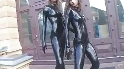 แฟนสองคนและชายคนหนึ่งมีสามคน วีดีโอ โป๊ะ